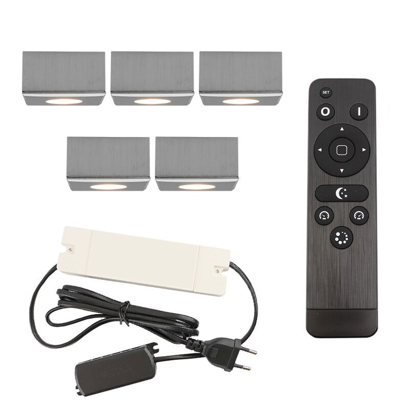 5 faretti da superficie cromati quadrati per veranda Fredo, IP44, con set di connessione e telecomando 5 faretti da superficie cromati quadrati per veranda Fredo, IP44, con set di connessione e telecomando