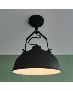 Plafoniera nera industriale, Fellen